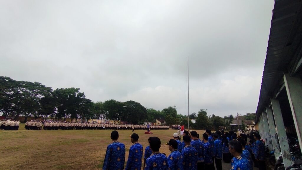 SMK NEGERI 1 TEKUNG GELAR UPACARA PERINGATAN HARI SUMPAH PEMUDA KE-98: TANAMKAN SEMANGAT PATRIOTIK, GIGIH, DAN BEREMPATI img 20261028 075709